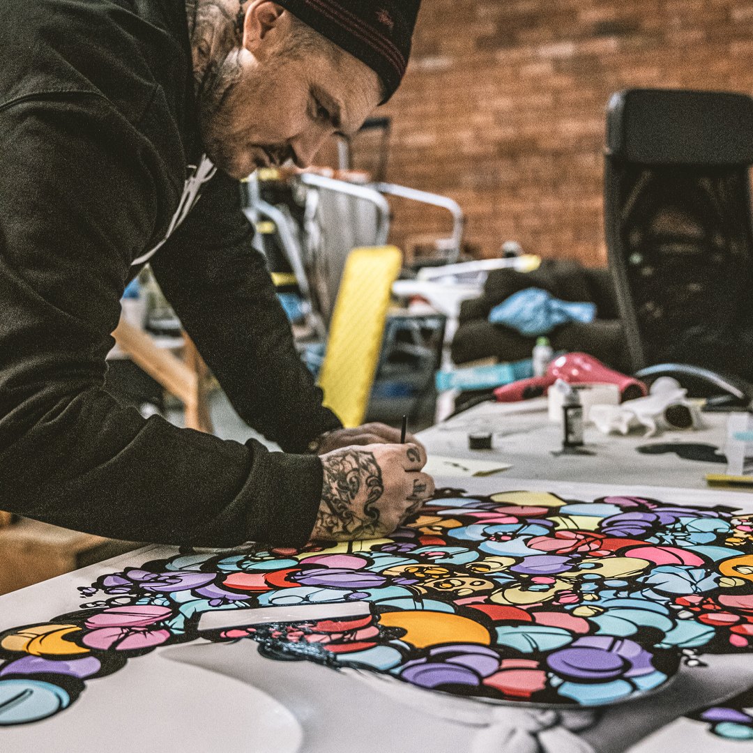 2SHAE painting in preparation for his solo show at Ewkuks